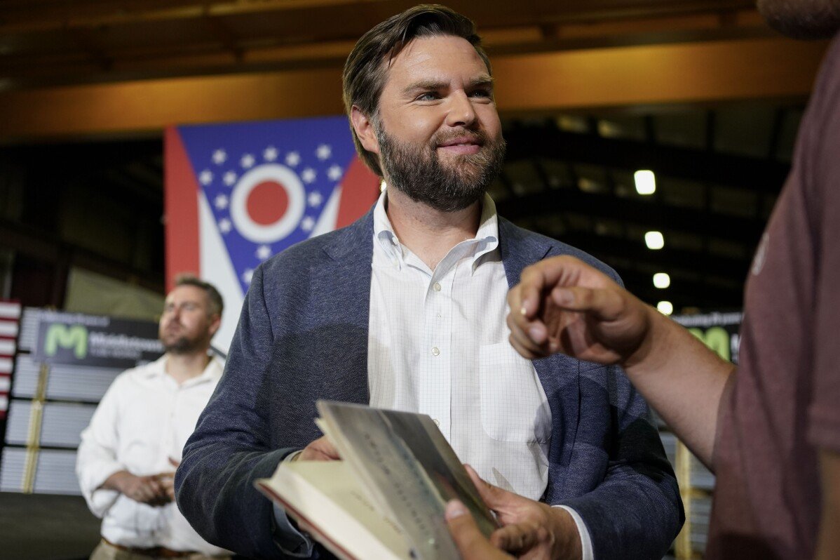 L'éditeur prévoit d'imprimer en masse des réimpressions de 'Hillbilly Elegy' pour répondre à la demande du livre du candidat à la vice-présidence JD Vance